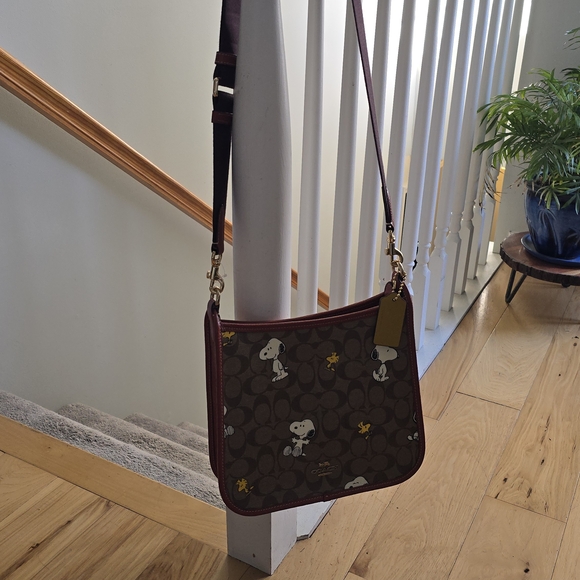 Coach Crossbody Snoopy and Woodstock on this beautiful brown leather bag - Picture 3 of 7